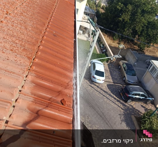 גג רעפים עם צינור מים להשקיה